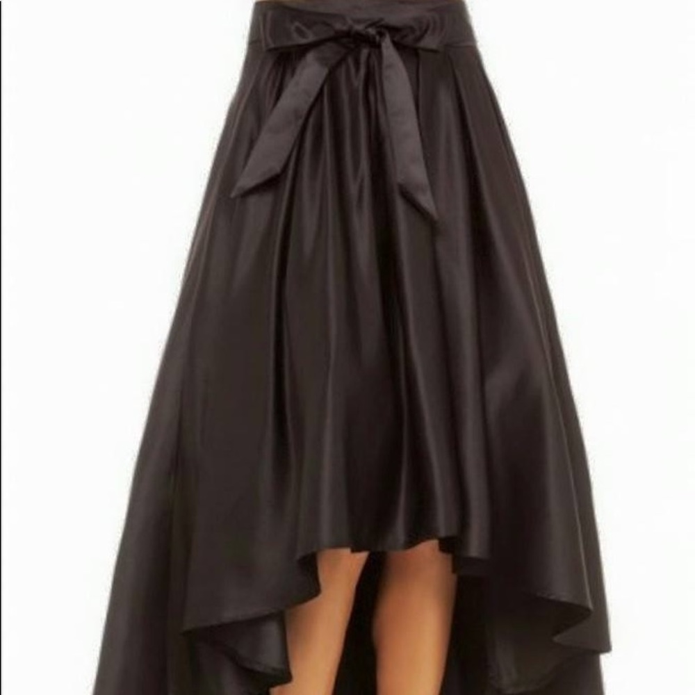 BLACK HIGH LOW SKIRT
